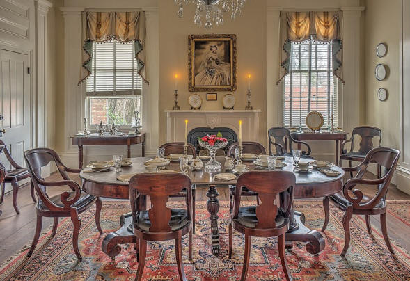 Classic dining room inspired in the American Colonial style.