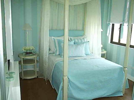 Blue and whilte bedroom with 4-poster bed
