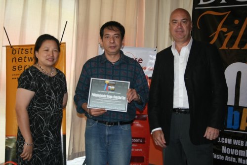 Arnold Alvarez, webmaster of Philippine Interior Design, accepts the web award