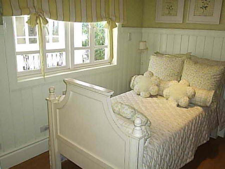 Girl's Classic Bedroom (Picture 4)