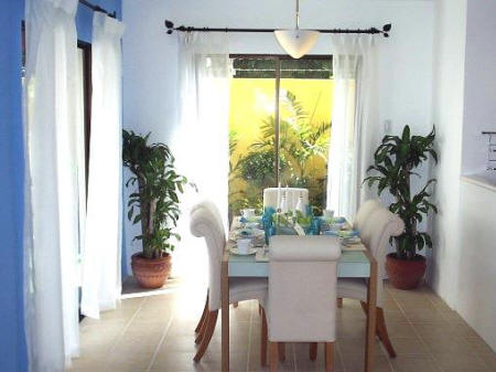Simple Living Room Design on Simple But Elegant Dining Room  Picture 3